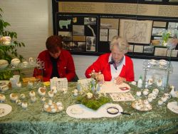 Adri Jansen maakt bloemcollages op eieren.