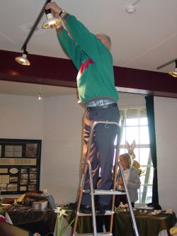 De vrijwilligers van de Molen doen hun uiterste best, ze helpen zelfs bij het stellen van de lampen.