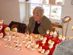 Bianca van As werkt aan de fimo-decoraties voor haar eieren.