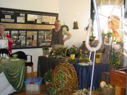 Cockie Kamerman heeft haar stand ingericht met prachtige lente-bloemstukken.