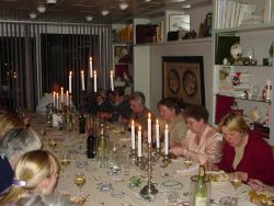 De eerste dag van Kleinschalig 2002 werd door de exposanten besloten met een diner bij Petra de Smit thuis.
