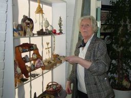 Kathe Vahrenkamp richt de vitrine in met traditionele eieren uit haar prive-collectie.