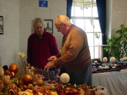 Klaas Dikstaal weet ontzettend veel over zijn houten eieren te vertellen. 