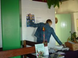 Birgit de Smit hangt de posters van andere eierenexposities op.