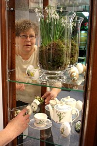 Petra de Smit richt de vitrine in met eieren uit haar eigen verzameling.