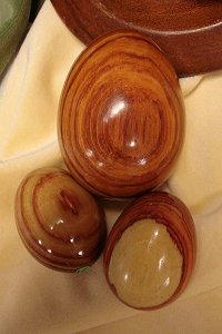 Klaas Dikstaal heeft ook eieren van rozenhout.