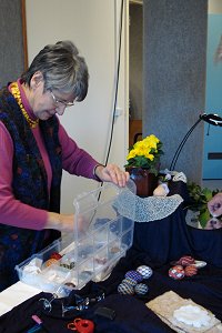 Hildegard Antoine richt haar tafel in.