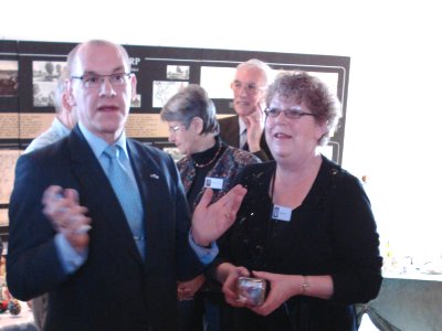 Om 10 uur verrichtte Rob van der Riet voor de negende maal de opening van Kleinschalig.