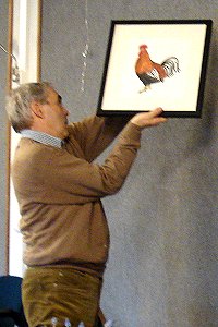 Hans Augustijn hangt zijn pentekekingen aan de wand in de Tuinzaal.