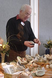 Arie v/d Griend toont vol liefde de eieren van zijn vrouw Lies.