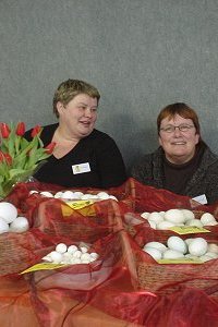 De organisatie van "Reurei"  en " Oosterei" verkocht tijdens Kleinschalig 2006 uitgeblazen eieren waarmee de creatieve geest zelf aan de slag kon.